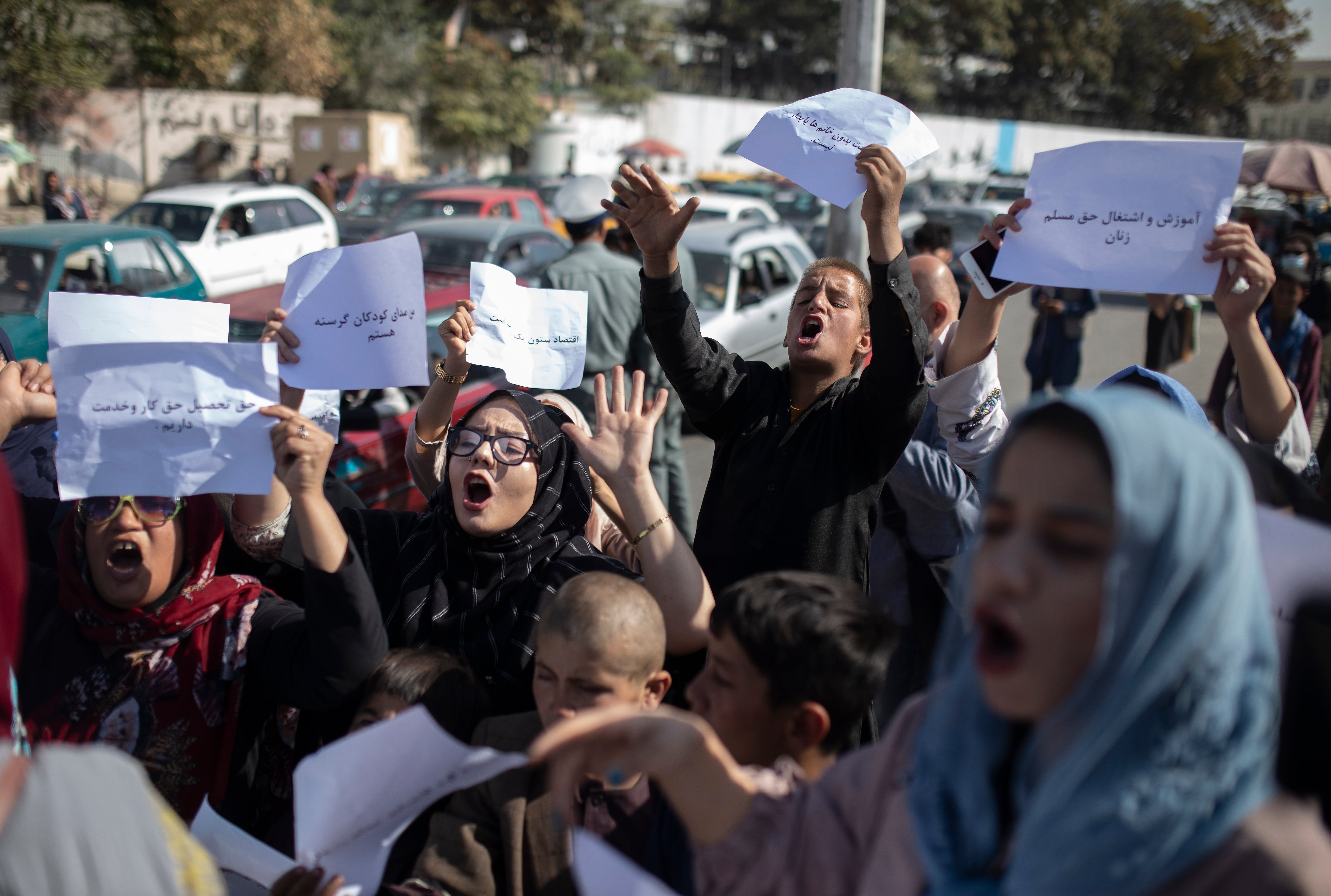 ARCHIVO - Mujeres afganas corean durante una protesta en Kabul, Afganistán, el jueves 21 de octubre de 2021. Un grupo de derechos con sede en Gran Bretaña presentó el jueves un mapa interactivo que documenta violaciones rampantes de los derechos humanos y violencia contra los civiles desde que el Talibán tomó el poder en Afganistán hace casi dos años. (AP Foto/Ahmad Halabisaz, Archivo)