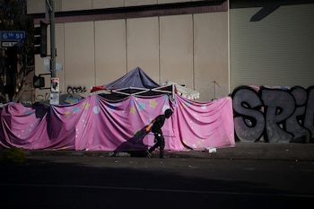 Soto-Martinez sostuvo que desplazar campamentos de una cuadra a otra no resuelve la falta de vivienda y dificulta el acceso de las personas sin techo a la ayuda pública (REUTERS/Daniel Cole).