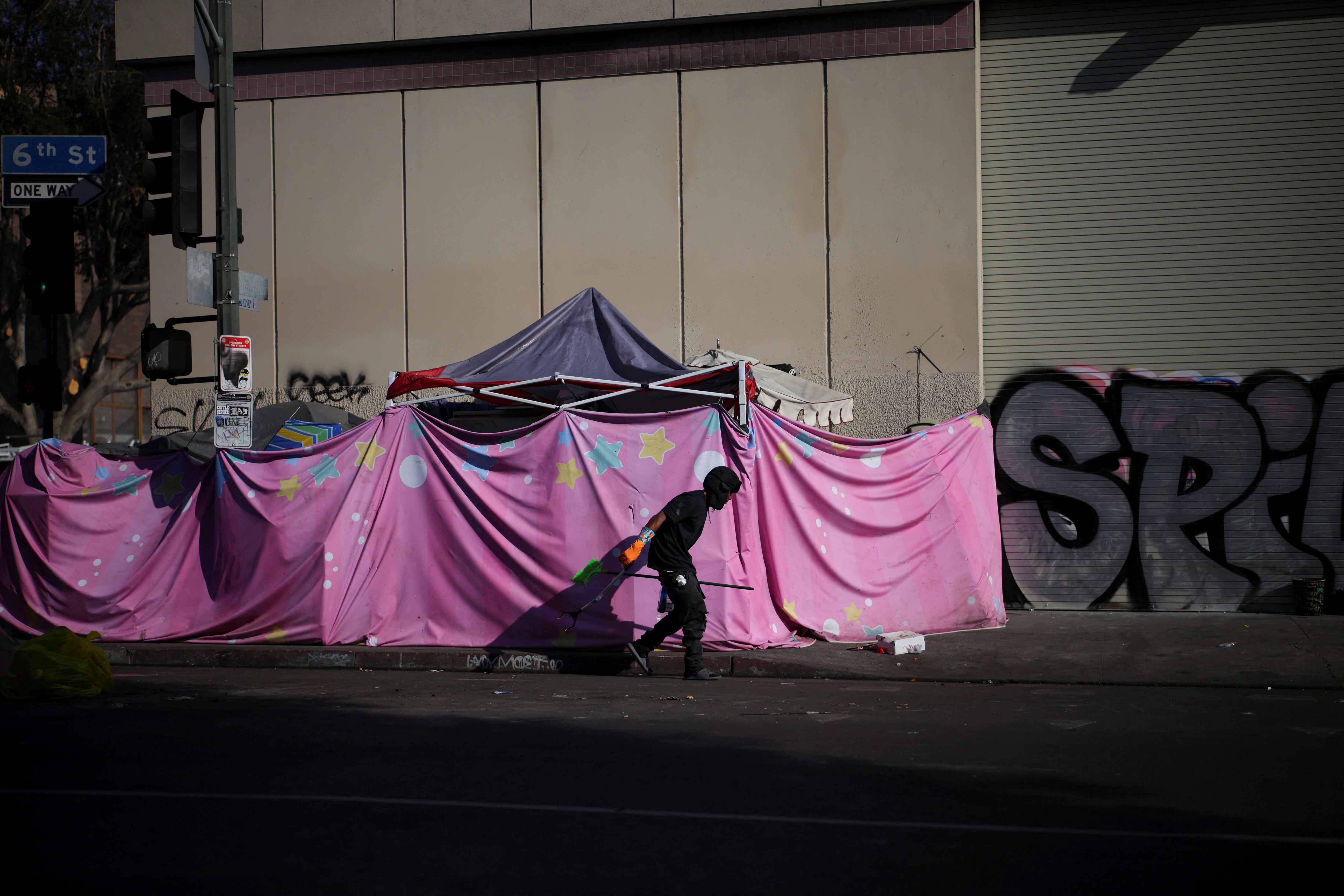 Soto-Martinez sostuvo que desplazar campamentos de una cuadra a otra no resuelve la falta de vivienda y dificulta el acceso de las personas sin techo a la ayuda pública (REUTERS/Daniel Cole).