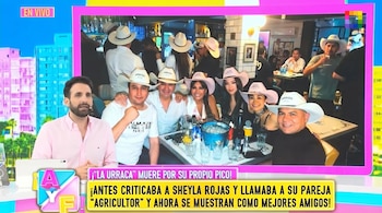 Hombre de camisa rosa presenta en un estudio de televisión una pantalla con Magaly Medina y sus amigos sonriendo y usando sombreros de vaquero en un bar.