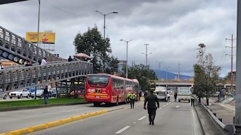 Caos en Transmilenio en el occidente de Bogotá: los pasajeros decidieron bajarse a la vía por impresionante trancón