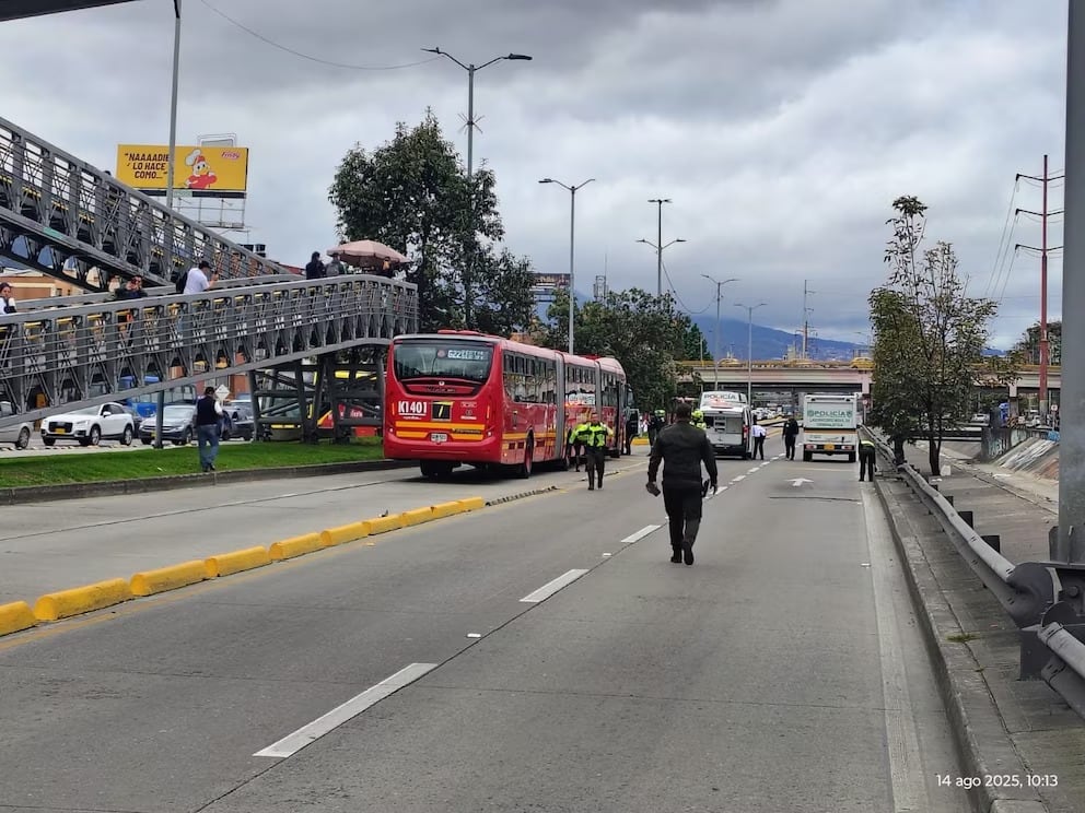 El siniestro vial cerca del Portal 80 afectó los carriles mixtos y el carril de TransMilenio, según las autoridades- crédito @BogotaTransito/X