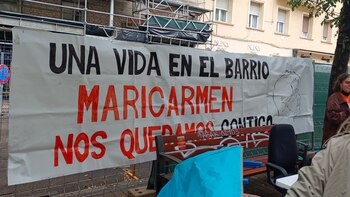 Pancarta en apoyo de Maricarmen,
