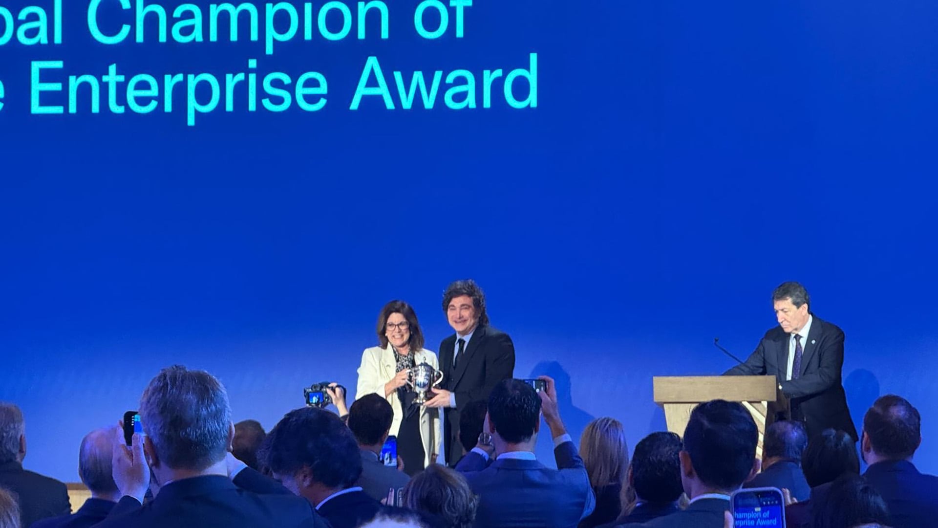 Antes de su discurso en la Cámara de Comercio, Milei recibió el premio“Campeón Mundial de la Libre Empresa”.