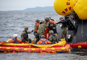 Los equipos de rescate de la Armada estadounidense cuentan con aviones C-17 y helicópteros listos ante cualquier contingencia (NASA)