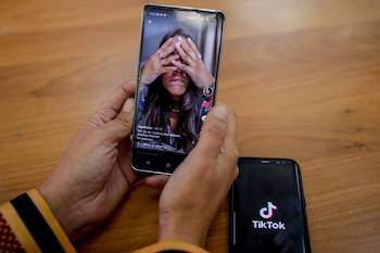 Una persona mira en su