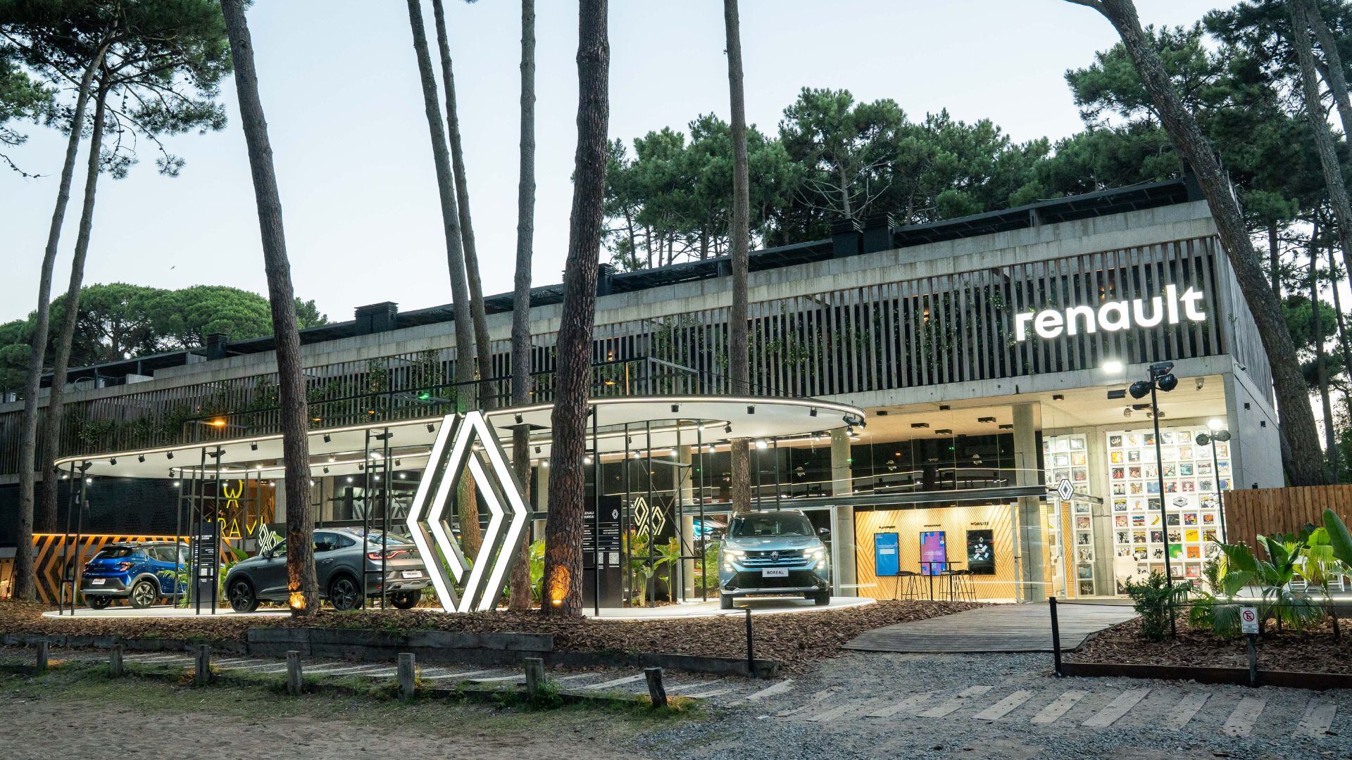 El stand integra pasarela de modelos y área de experiencias durante la temporada (Renault)