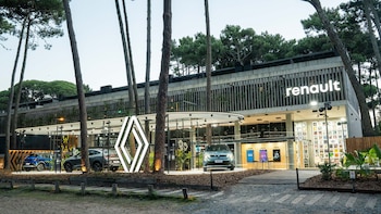 El stand integra pasarela de