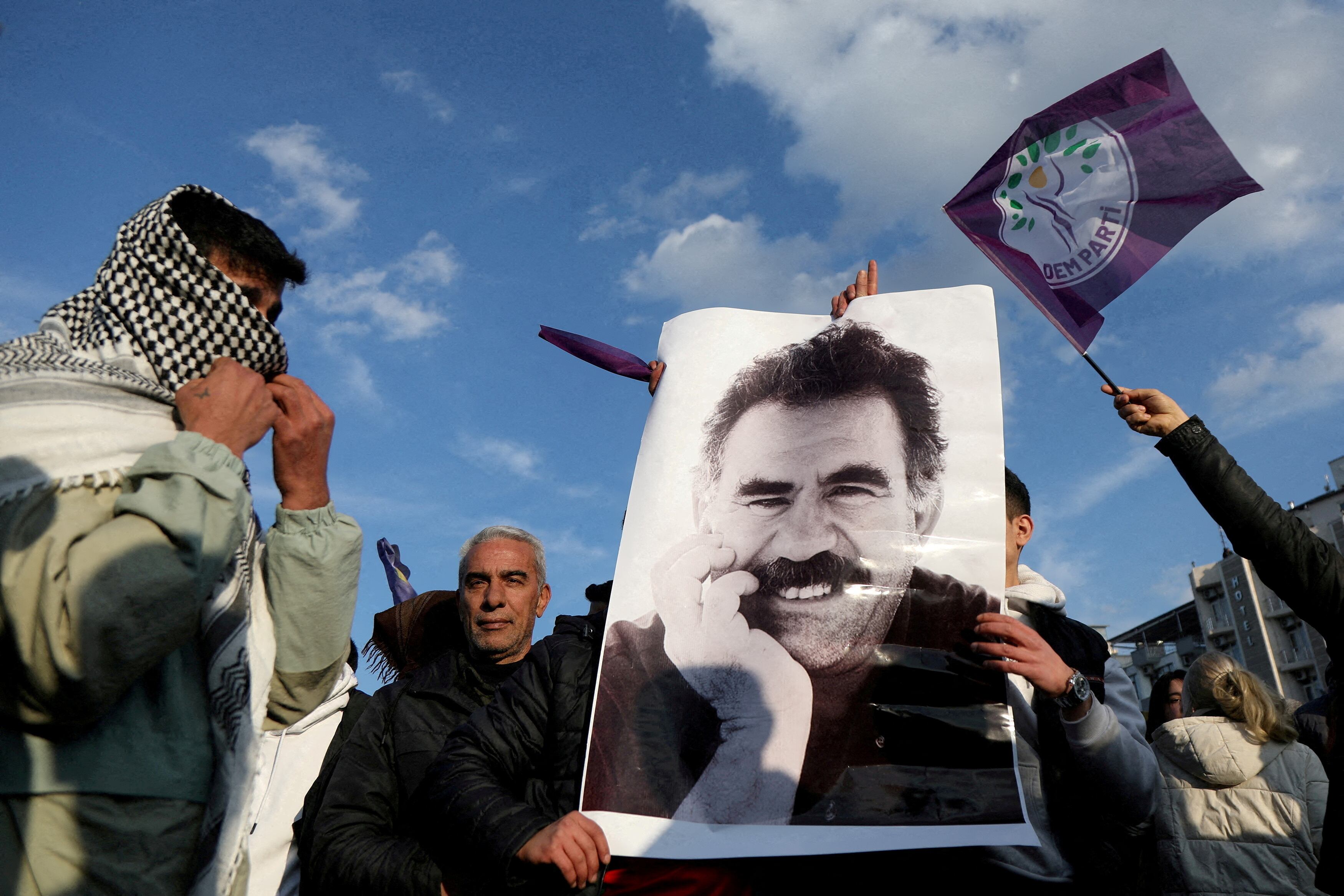 Un manifestante sostiene una foto del líder militante kurdo encarcelado Abdullah Öcalan durante una manifestación en Diyarbakir, Turquía, el 27 de febrero de 2025. REUTERS/Sertac Kayar/Foto de archivo/Foto de archivo