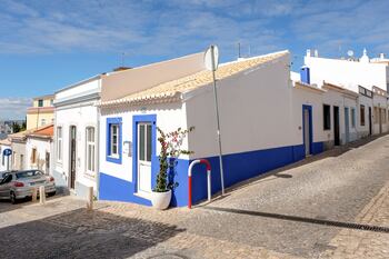 Pueblo pintoresco del Algarve con casas blancas y techos rojos