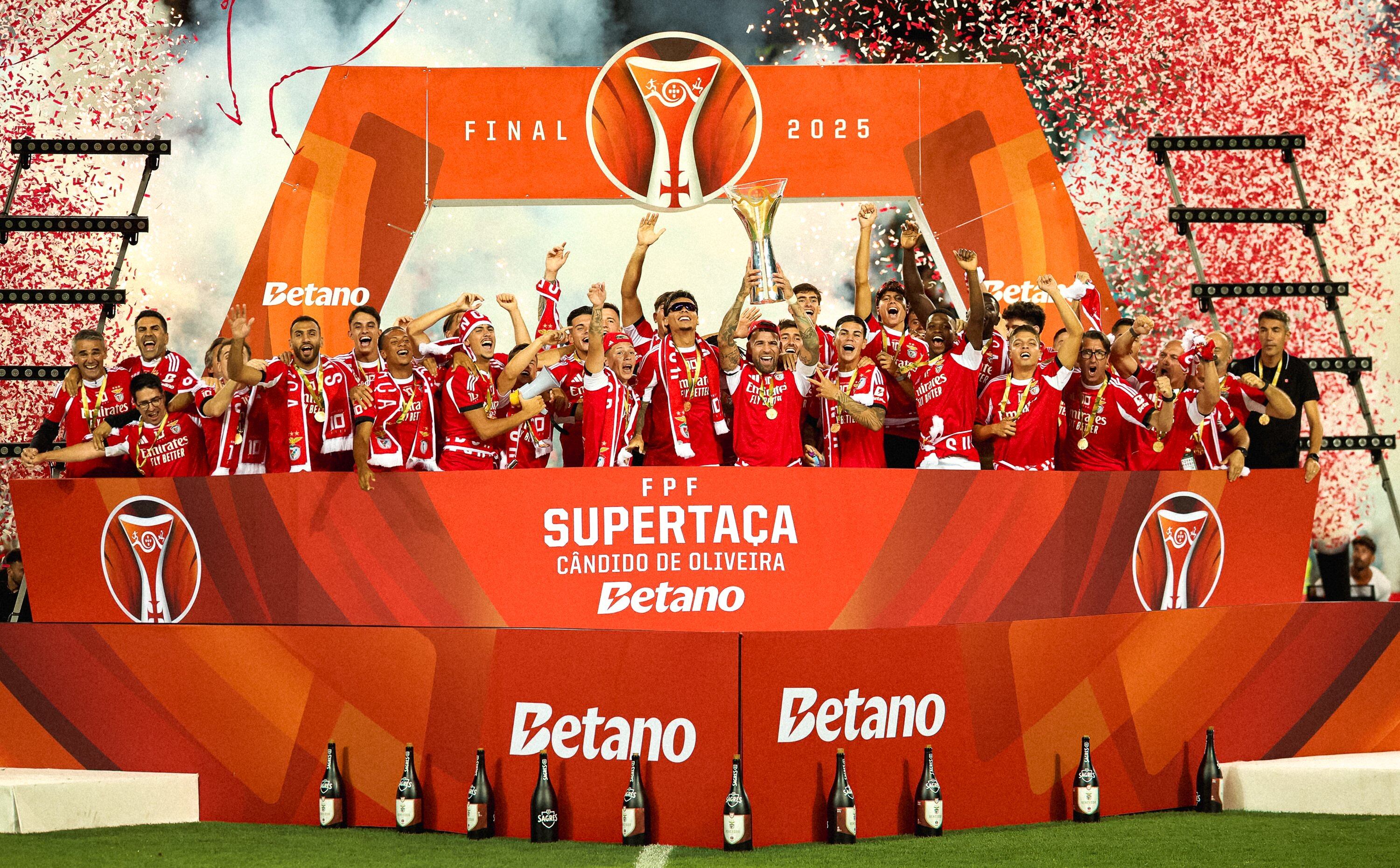 Con Richard Ríos al frente, Benfica se coronó campeón de la Supercopa de Portugal - crédito SL Benfica