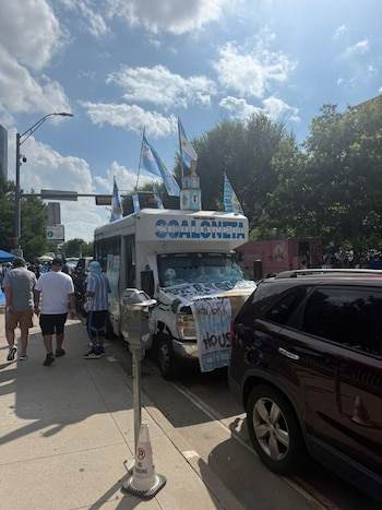 Banderazo de argentinos en Dallas antes del partido ante Austria