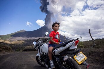 Un niño, sentado sobre una