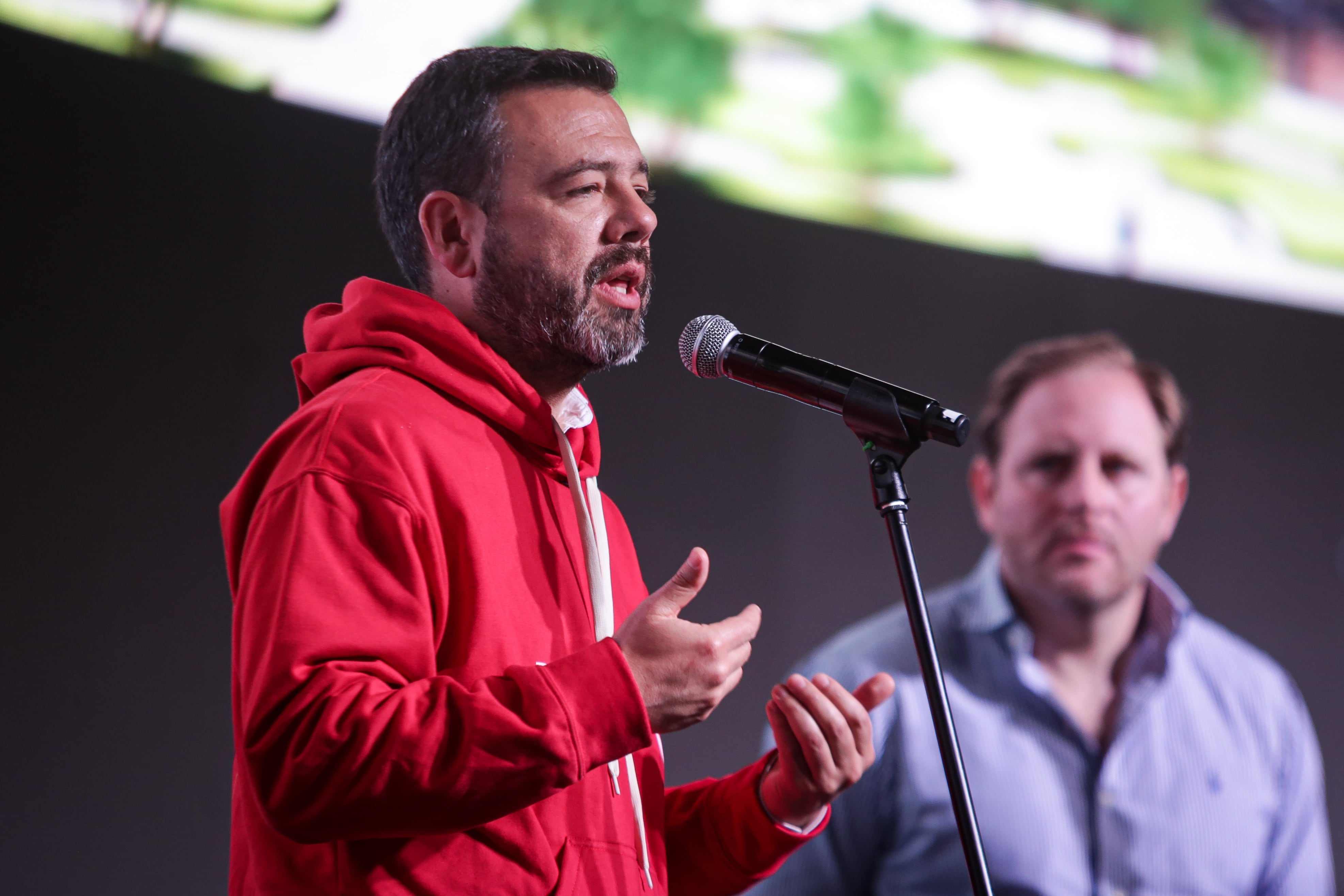 El alcalde de Bogotá, Carlos Fernando Galán, junto con el CEO de Sencia Mauricio Hoyos, cuya organización tendrá un proceso en el Idrd por mal estado de la cancha de El Campín - crédito Colprensa