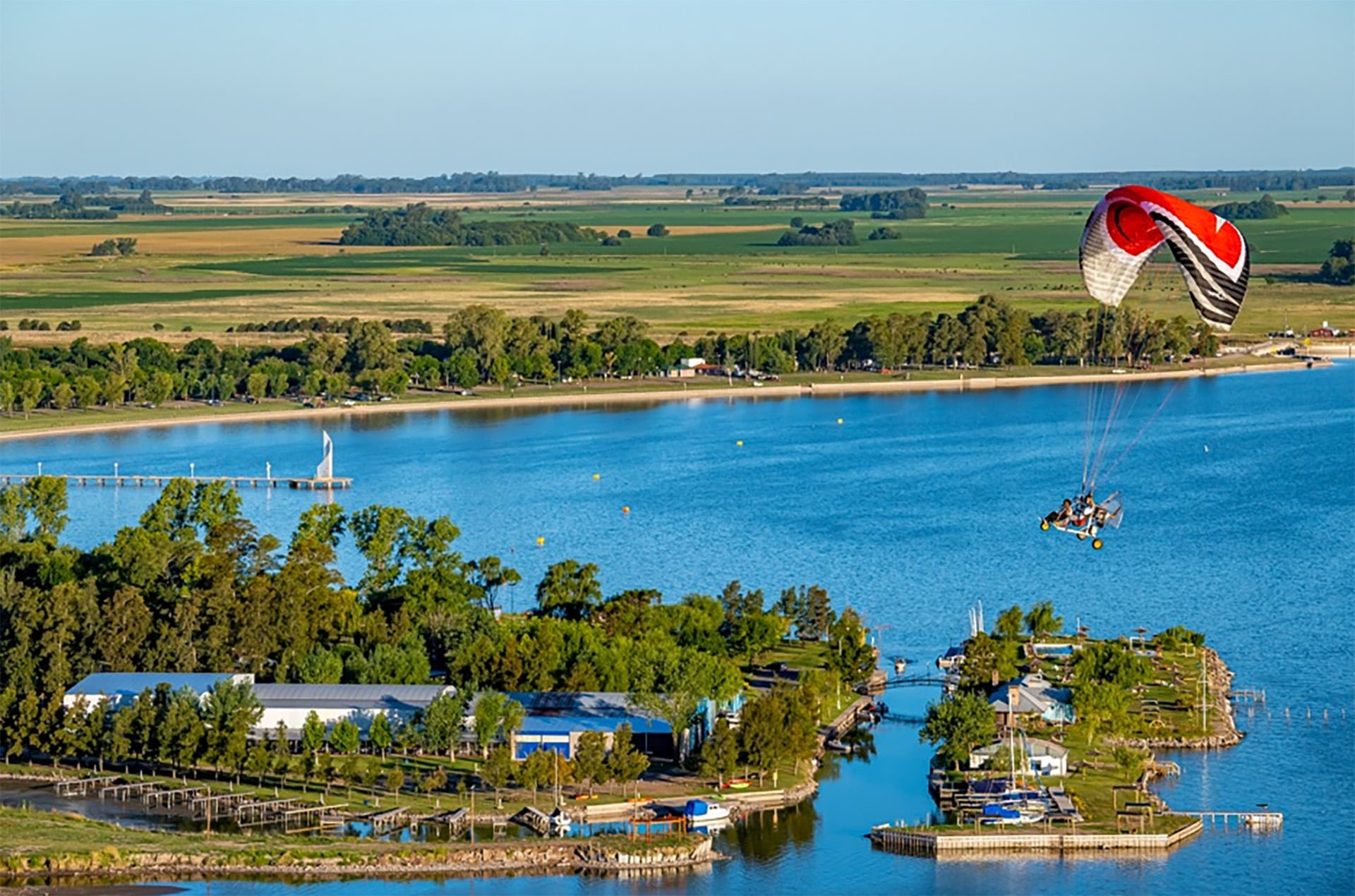 La Laguna de Gómez, ubicada en Junín, es de agua dulce y tiene aproximadamente 6000 hectáreas que forma parte de la cuenca del río Salado (Fotos: gentileza Turismo de Junín)