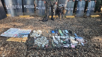 El Ejército de Guatemala, en una acción coordinada con la seguridad civil, exhibe la logística criminal desmantelada tras una contundente requisa en el penal Renovación I.