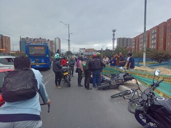 Siniestro en la localidad de Kennedy entre motociclista y camioneta que sufre volcamiento, en la Av. Américas con carrera 82, sentido Occidente-Oriente - crédito @BogotaTransito / X