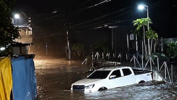 Lluvias en El Salvador: una quebrada se desbordó y dejó dos vehículos bajo el agua