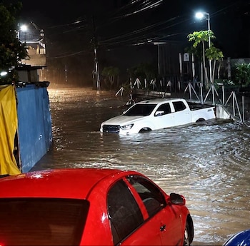 Las autoridades no registraron personas lesionadas ni atrapadas tras la subida del nivel del agua en la quebrada. (Foto cortesía redes sociales)