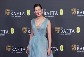 El gesto de Rosamund Pike reavivó el debate sobre el uso de dispositivos móviles y el respeto en los espacios culturales británicos - REUTERS/Isabel Infantes