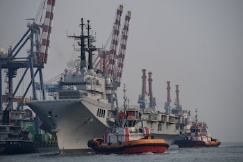El Giuseppe Garibaldi, un ex portaaviones de la Armada italiana, llega al puerto de Tanjung Priok en Yakarta, Indonesia, el viernes 18 de septiembre de 2026 (AP/Tatan Syuflana)