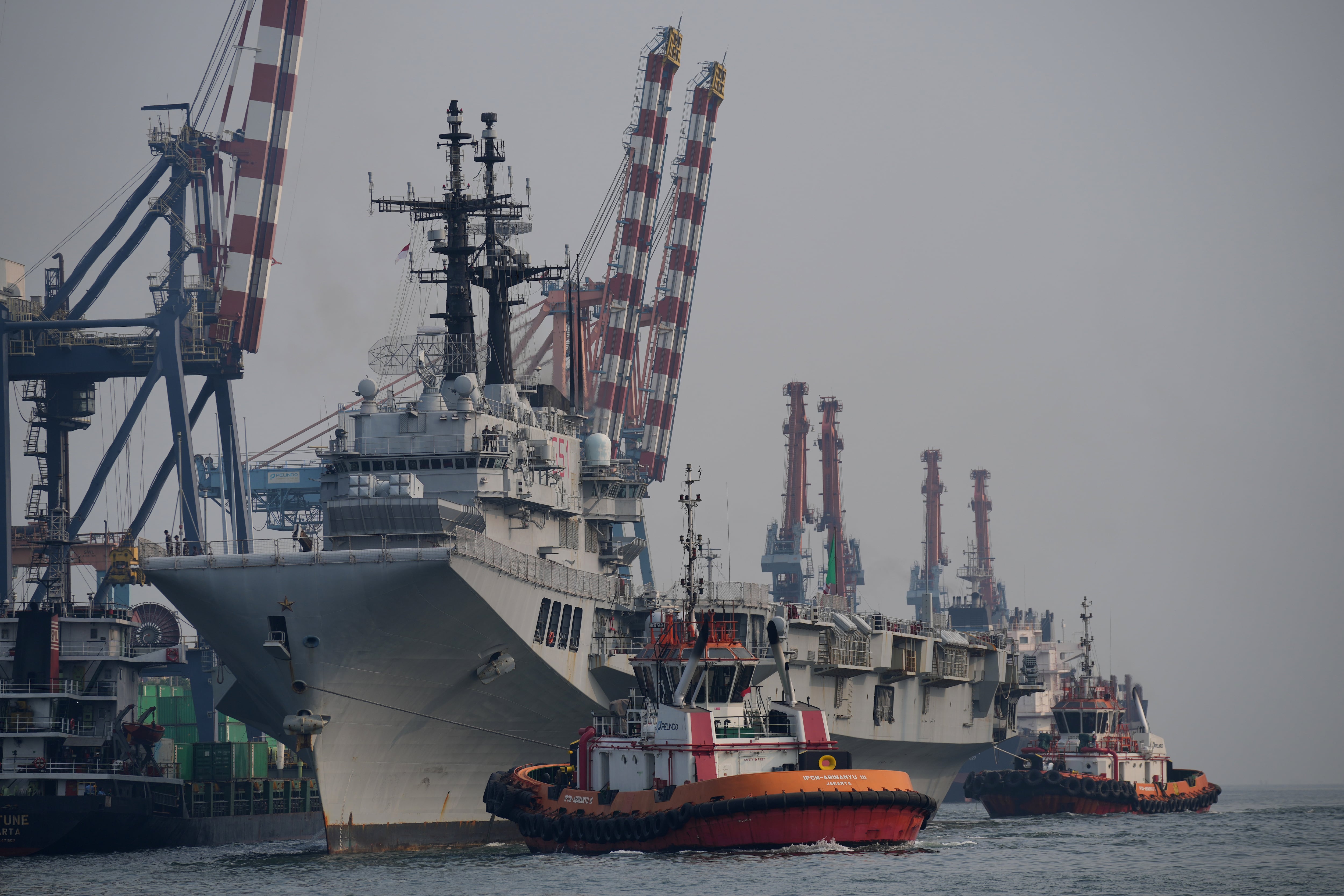 El Giuseppe Garibaldi, un ex portaaviones de la Armada italiana, llega al puerto de Tanjung Priok en Yakarta, Indonesia, el viernes 18 de septiembre de 2026 (AP/Tatan Syuflana)