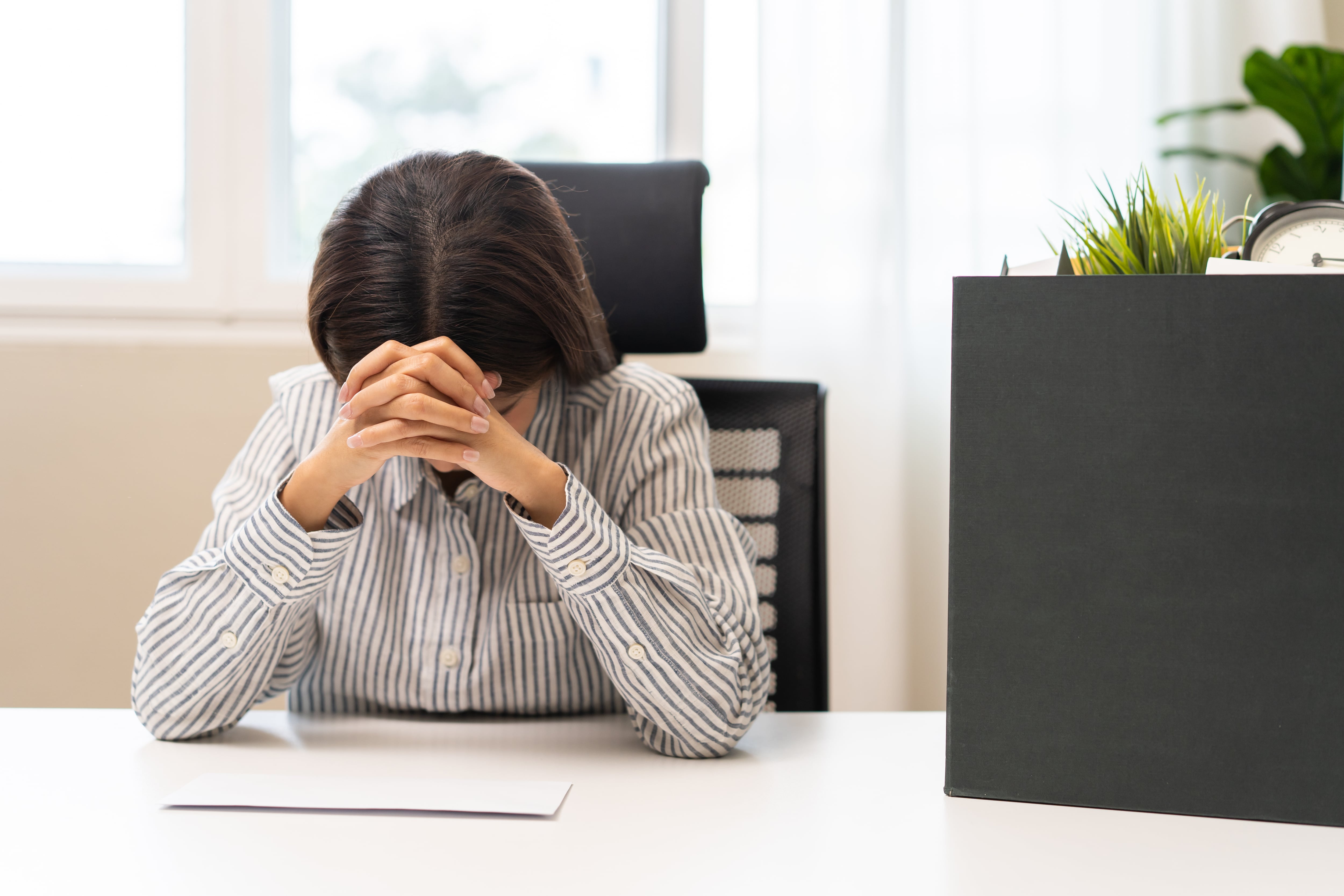 El 86% de los trabajadores con mayor exposición a la inteligencia artificial y baja capacidad de adaptación son mujeres, revelando desigualdad en la automatización laboral (Adobe Stock)