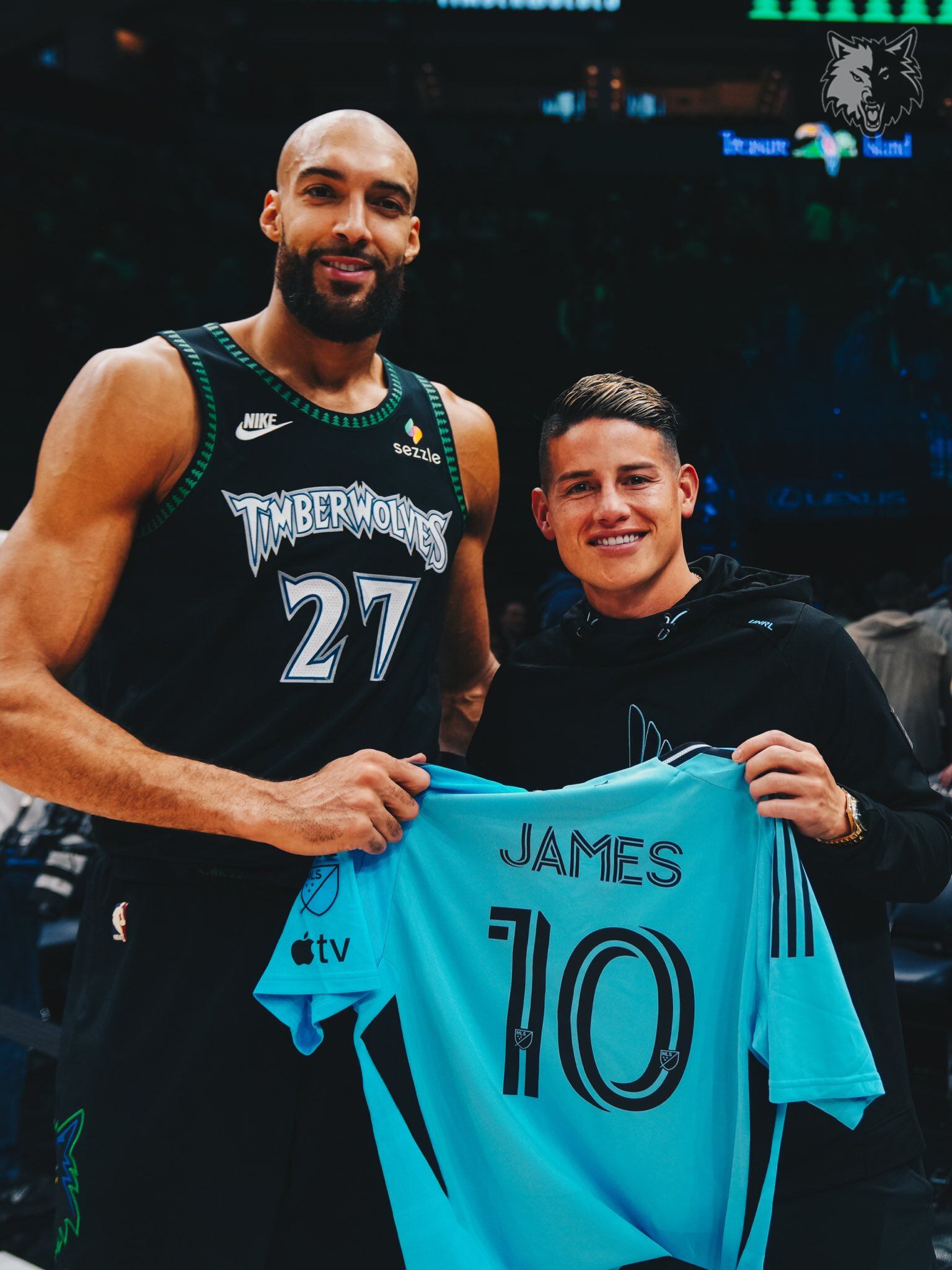 El colombiano estuvo presente en el partido del equipo más importante de la ciudad y uno de los protagonistas de la NBA -crédito @Timberwolves/X