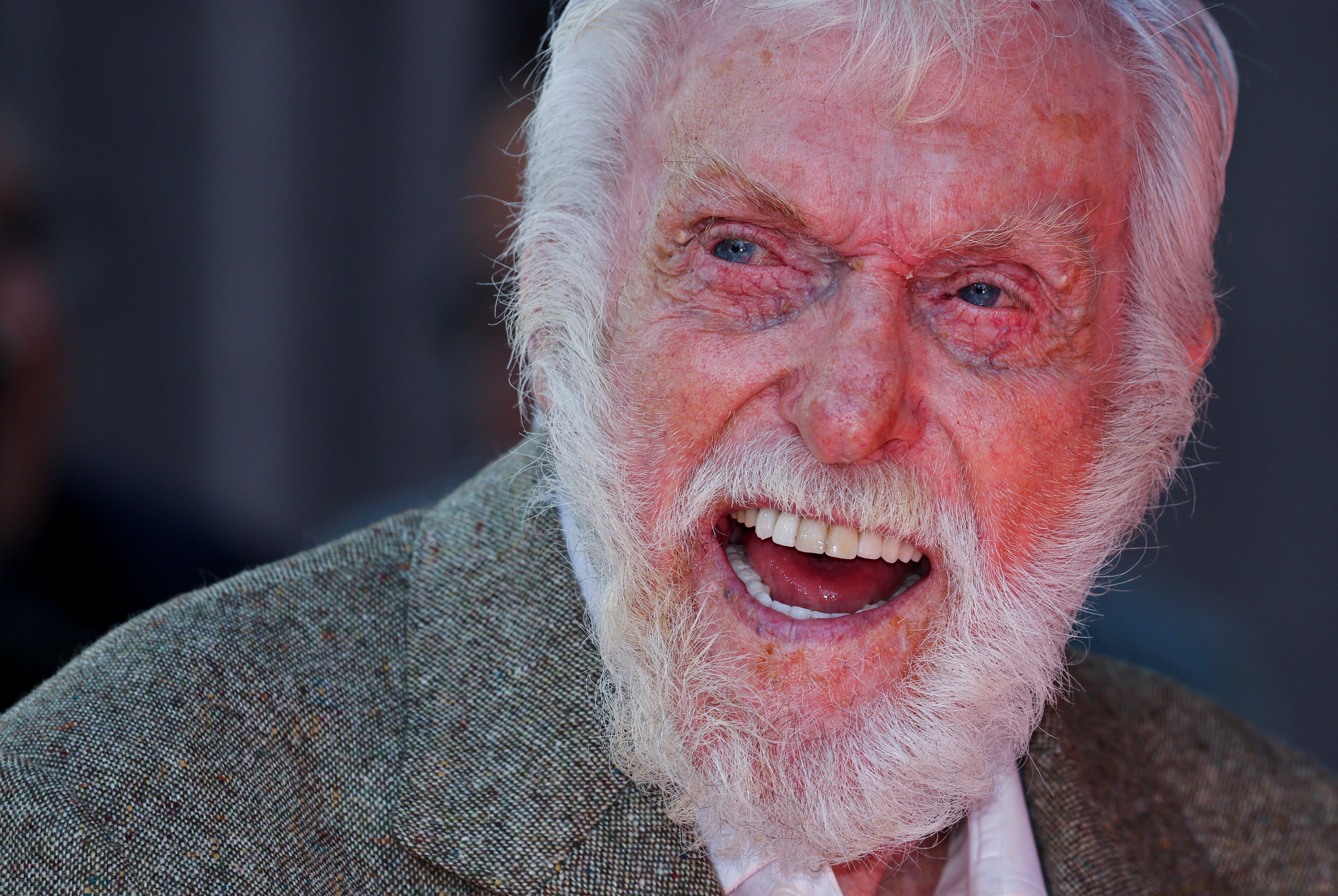 Van Dyke destaca la importancia de las relaciones y las almas afines como clave para la felicidad y el bienestar en la vejez.