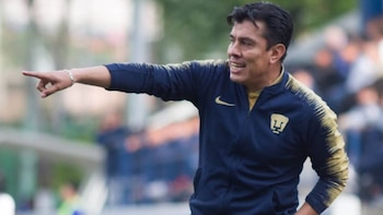 Raúl Alpízar sale de Fuerzas Básicas de Pumas, técnico acusado de exigir cuotas a jugadores de cantera