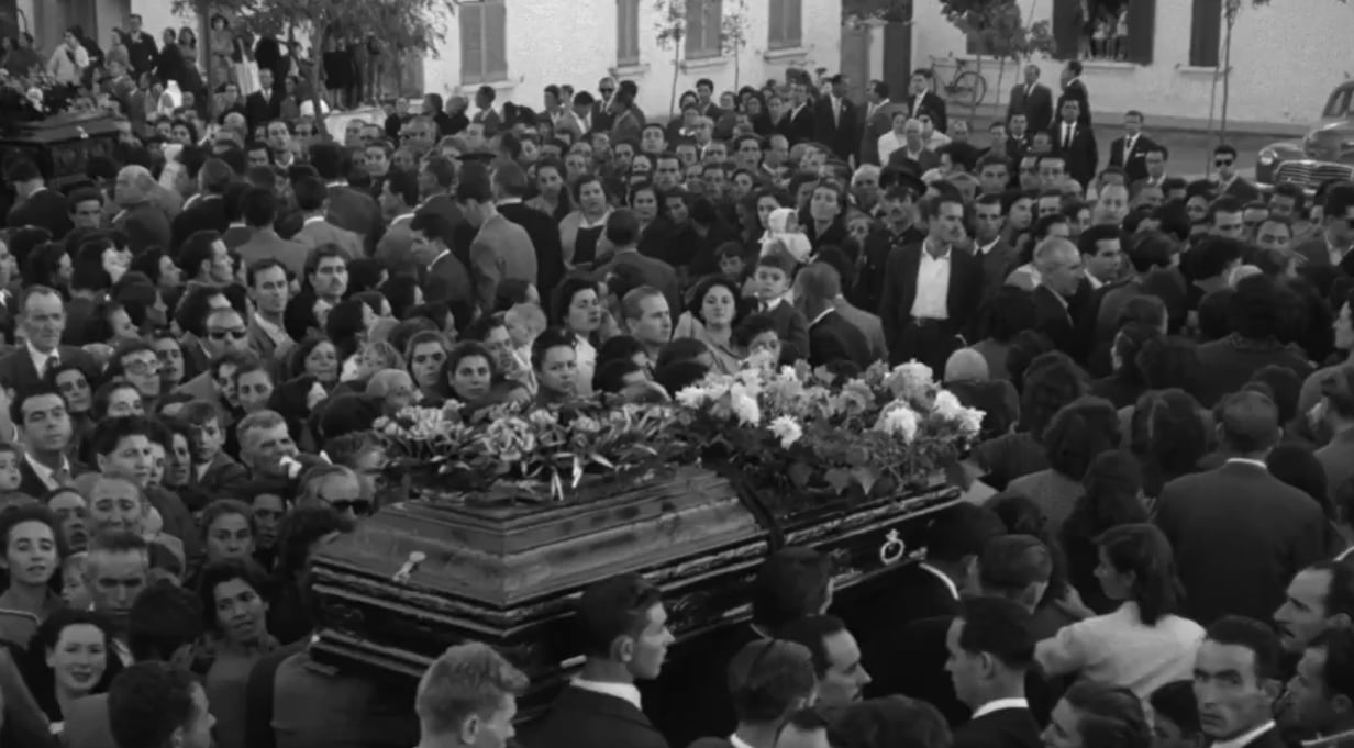 Imagen del funeral de Puertollano en 1958. (TVE)