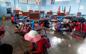 Estudiantes de una escuela en San Marcos se refugiaron debajo de sus escritorios ante ráfagas de disparos.