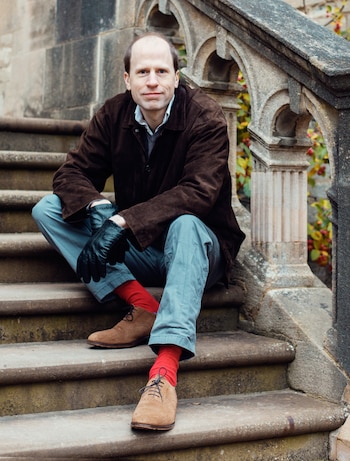 Nacido el 10 de marzo de 1973 en Helsingborg, Suecia, Nick Bostrom (cuyo nombre de nacimiento es Niklas Boström) es un polímata y filósofo de renombre mundial de 53 años