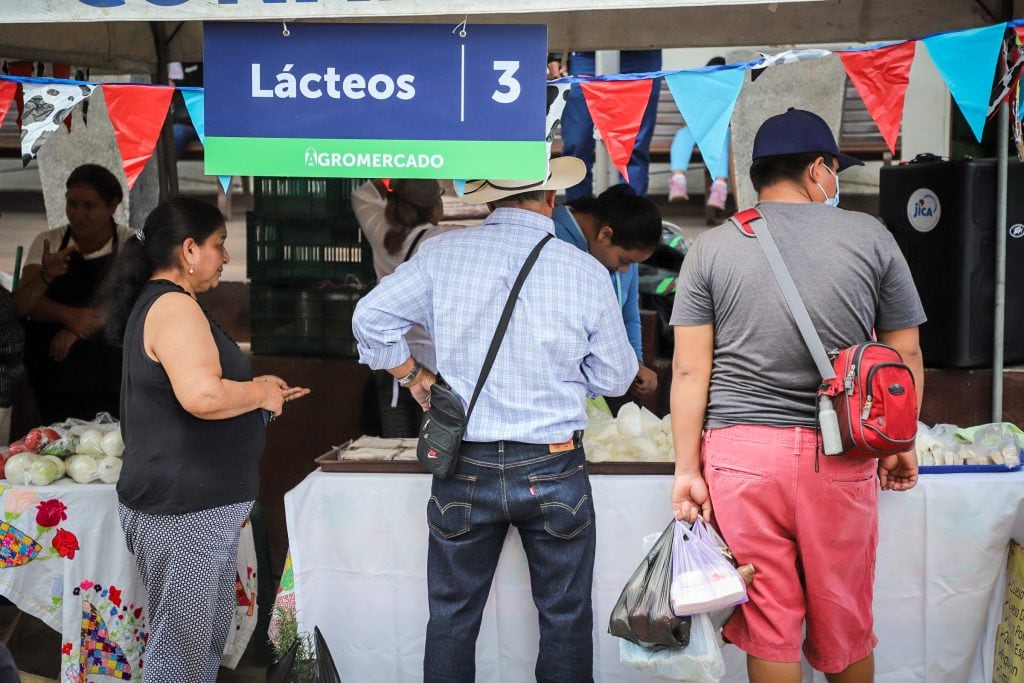 consumidores de lácteos comprando los productos (FOTO: MAG)