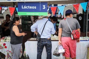 consumidores de lácteos comprando los