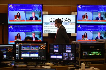 La primera ministra de Nueva Zelanda, Jacinda Ardern, habla en la cumbre virtual de APEC. Malaysia Information Department/Fandy Azlan/Handout via REUTERS