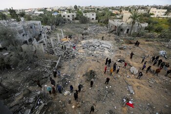 Palestinos inspeccionan el lugar de