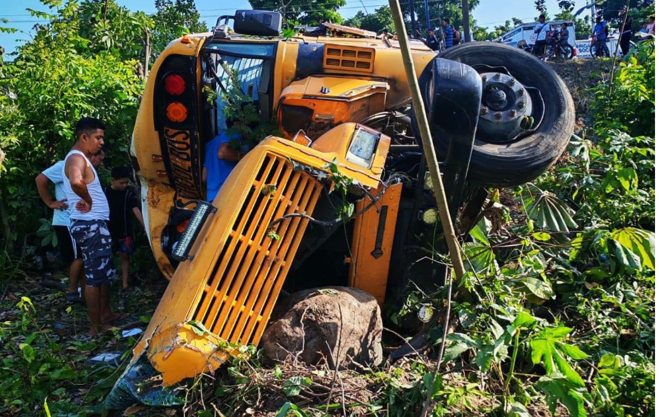 Un autobús del transporte colectivo volcó en el kilómetro 126 de la ruta CA-2 Occidente, en Río Bravo, Suchitepéquez, Guatemala, y dejó más de quince personas heridas. (Bomberos Voluntarios de Guatemala)