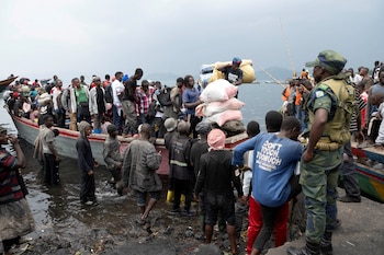 Civiles llegan en barco para