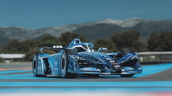 Un Google Pixel 10 Pro instalado en el GEN4 analizó la telemetría a bordo y devolvió respuestas por auricular a Dan Ticktum durante la subida de Goodwood (Instagram)