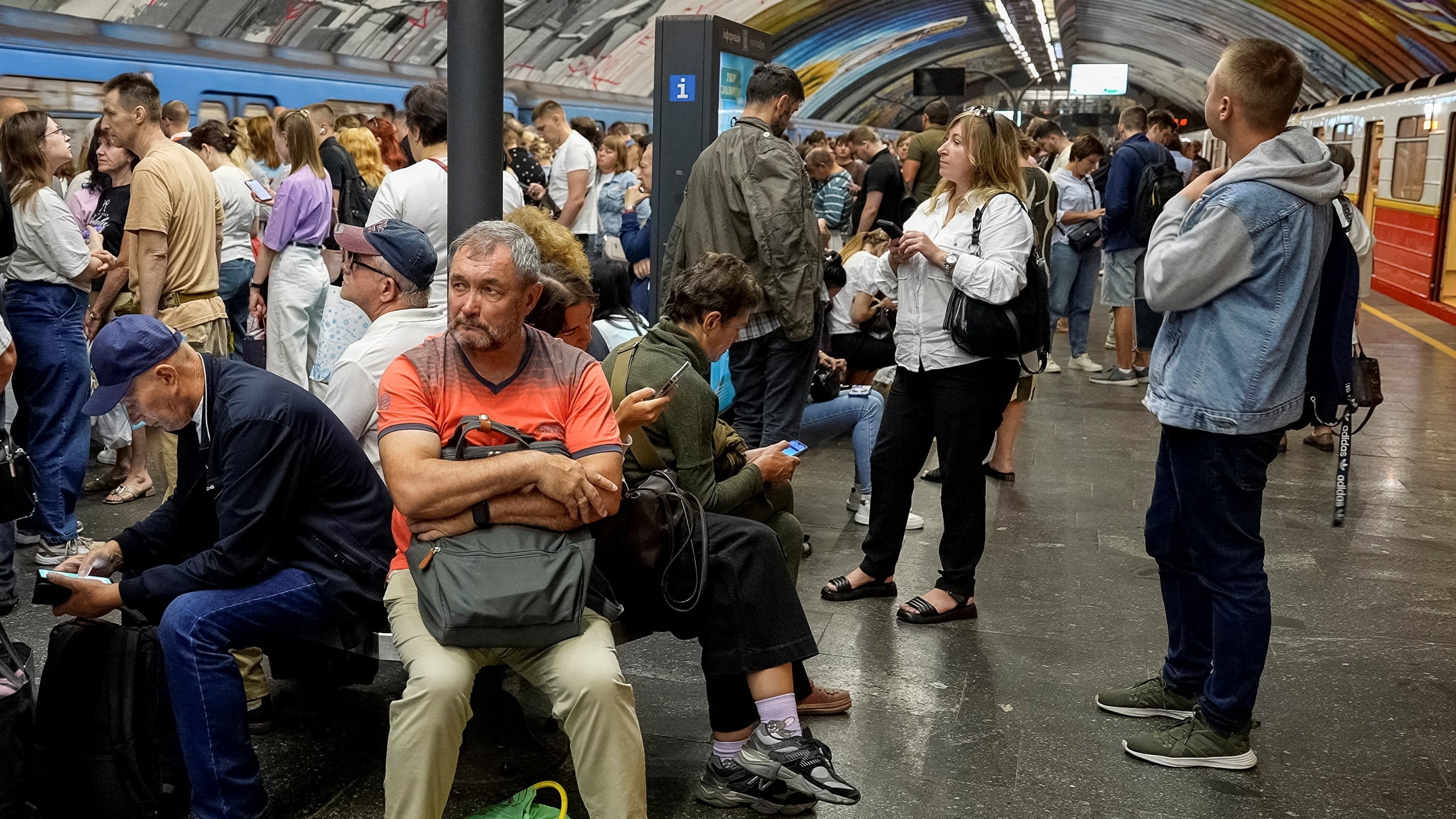 Un grupo de personas espera a que finalice la alerta de ataque aéreo y se reanude el servicio de metro durante un ataque con drones rusos, en una estación de metro abarrotada en Kiev, Ucrania, el 31 de agosto de 2026. (REUTERS/Anna Voitenko)