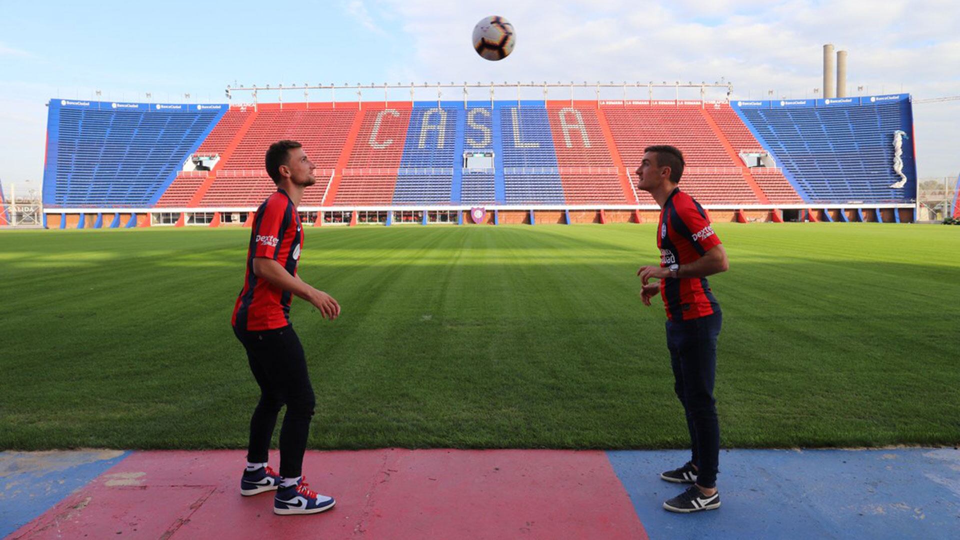 Los hermanos Bruno y Mauro Pittón, durante su presentación en San Lorenzo (@SanLorenzo)