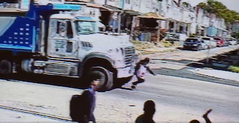 Una niña sobrevivió al atropello de un camión en el noreste de Filadelfia y se fue caminando tras ser auxiliada por vecinos y empleados de una joyería (Captura NBC Philadelphia)