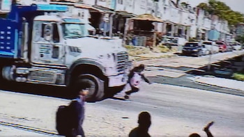 Una niña sobrevivió al atropello de un camión en Filadelfia y salió caminando de debajo del vehículo