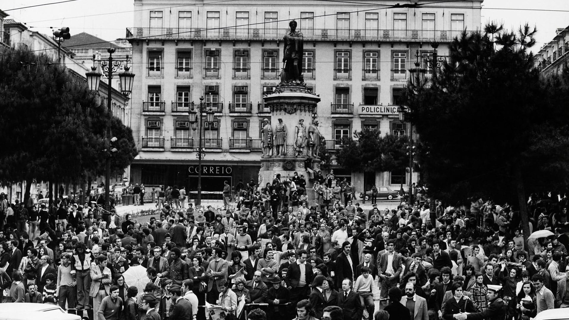 El 25 de abril de 1974, las Fuerzas Armadas y los civiles dieron por terminado el Estado Novo en Portugal.