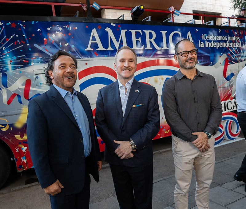 El embajador de Estados Unidos, Peter Lamelas, realizó su primera misión oficial al interior del país. En la foto con el gobernador de Salta Gustavo Sáenz, y el intendente de la capital, Emiliano Durand