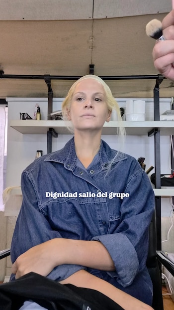 Mica Riera en un momento de la transformación. Con ironía, expresó: "Dignidad salió del grupo"