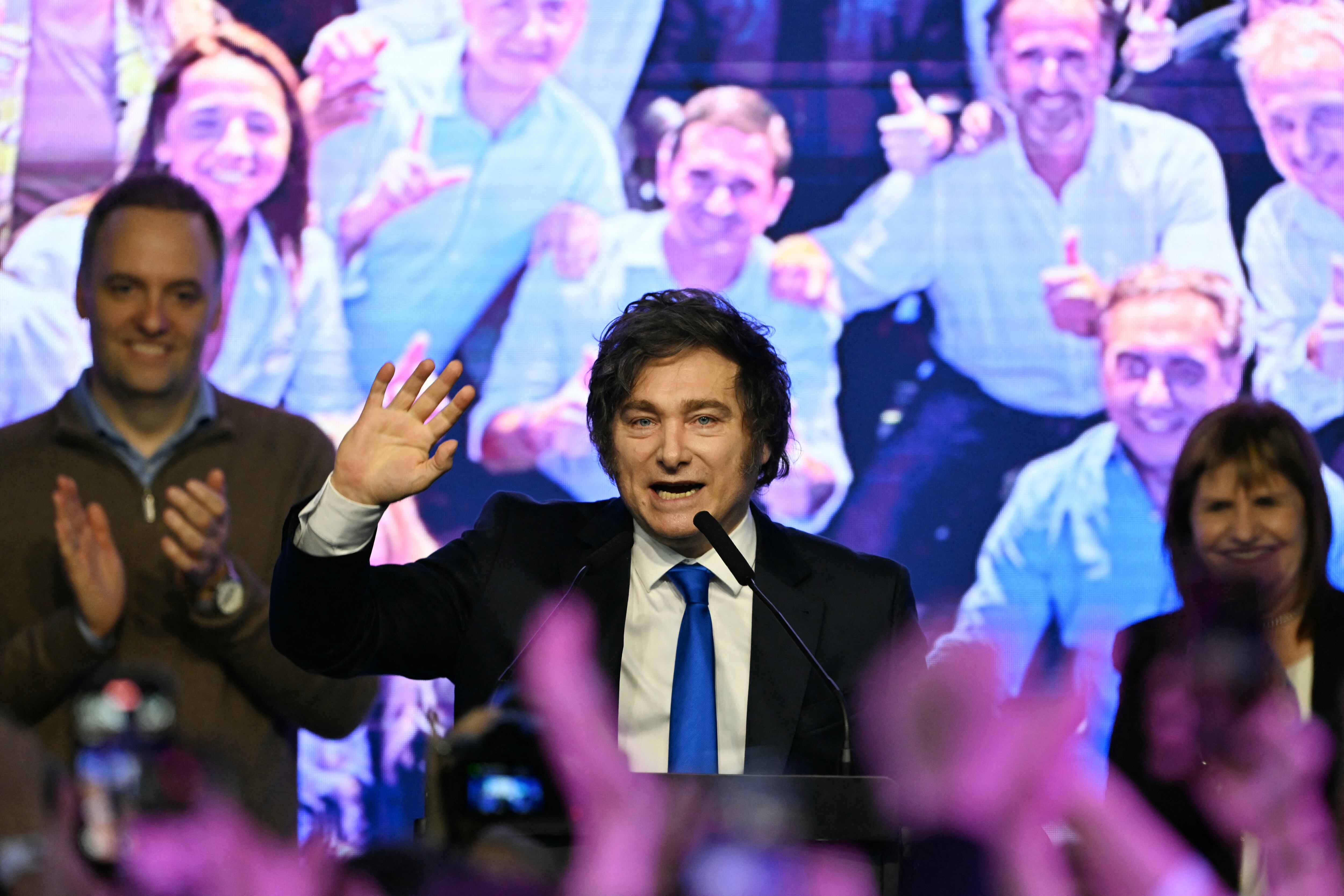 Javier Milei celebra una contundente victoria en la primera elección nacional que enfrenta desde su llegada al poder (foto AFP)