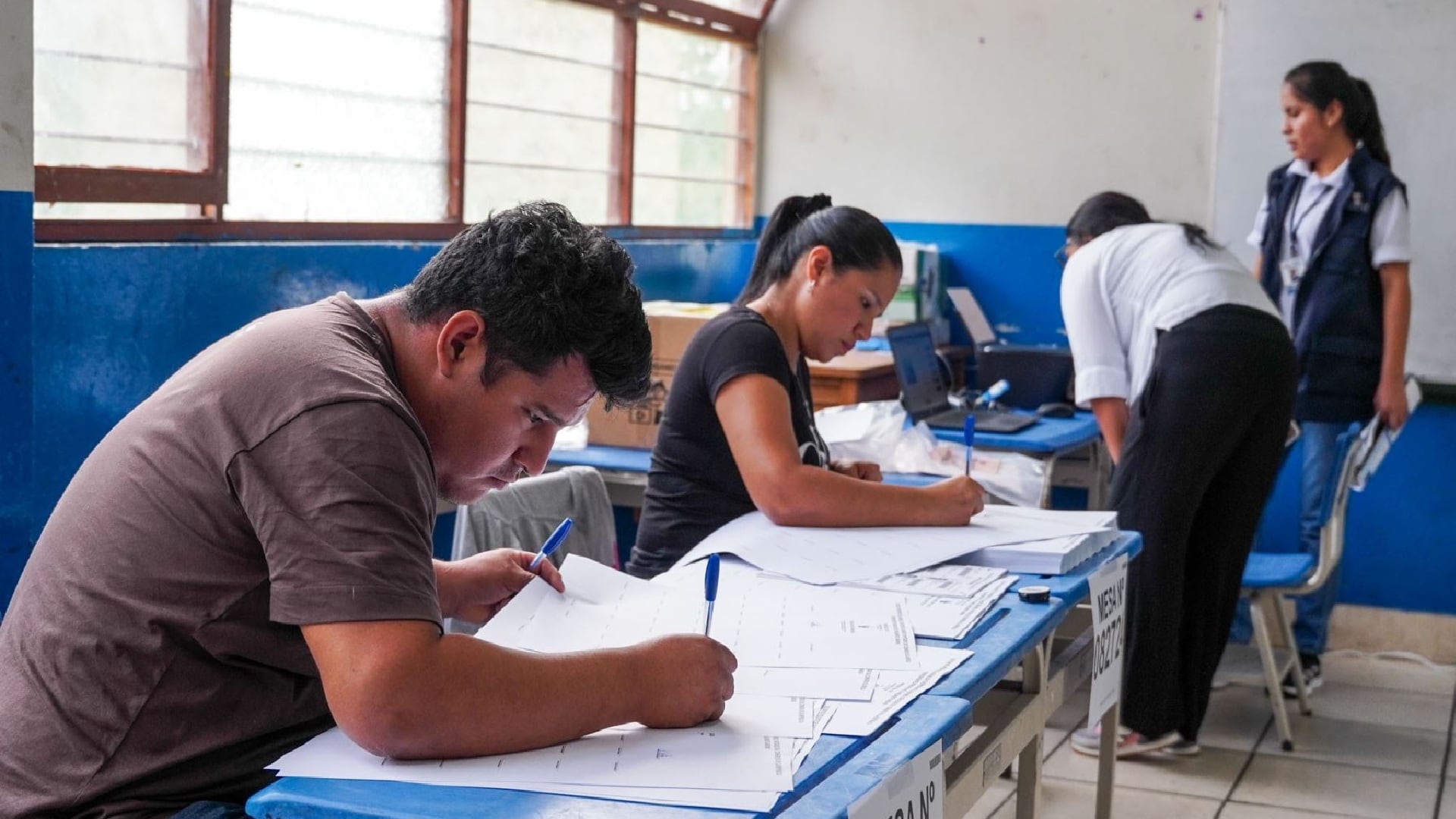 Miembros de mesa en Perú recopilan información de boletas electorales para determinar al próximo presidente y congresistas bicamerales tras el cierre de las mesas de votación. (Andina)