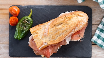 Receta de serranito, el bocadillo típico andaluz con lomo, jamón, tomate y pimientos